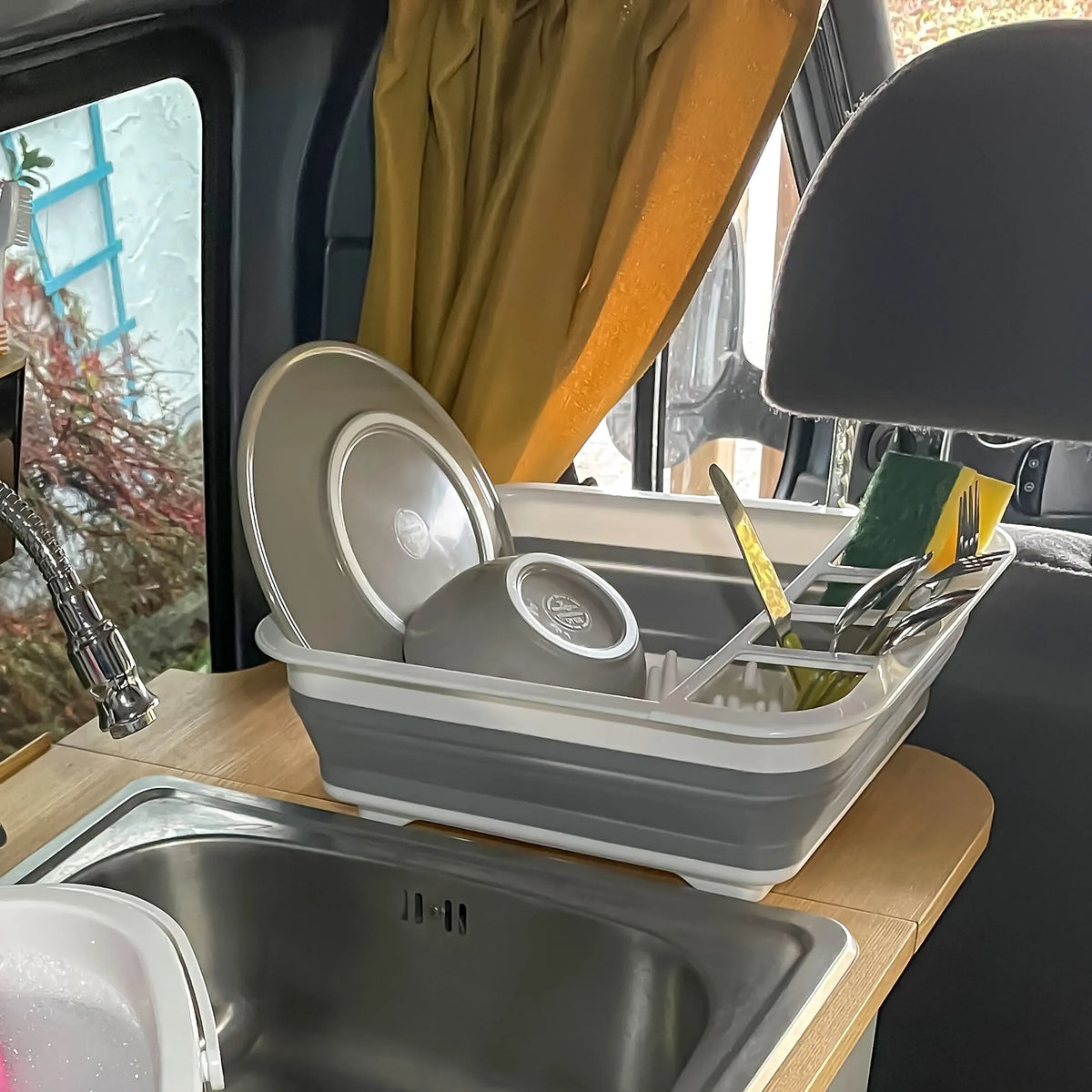 Gråhvid foldbar beholder CLEAN SIL med service og bestik på en bordplade fra hjh OFFICE
