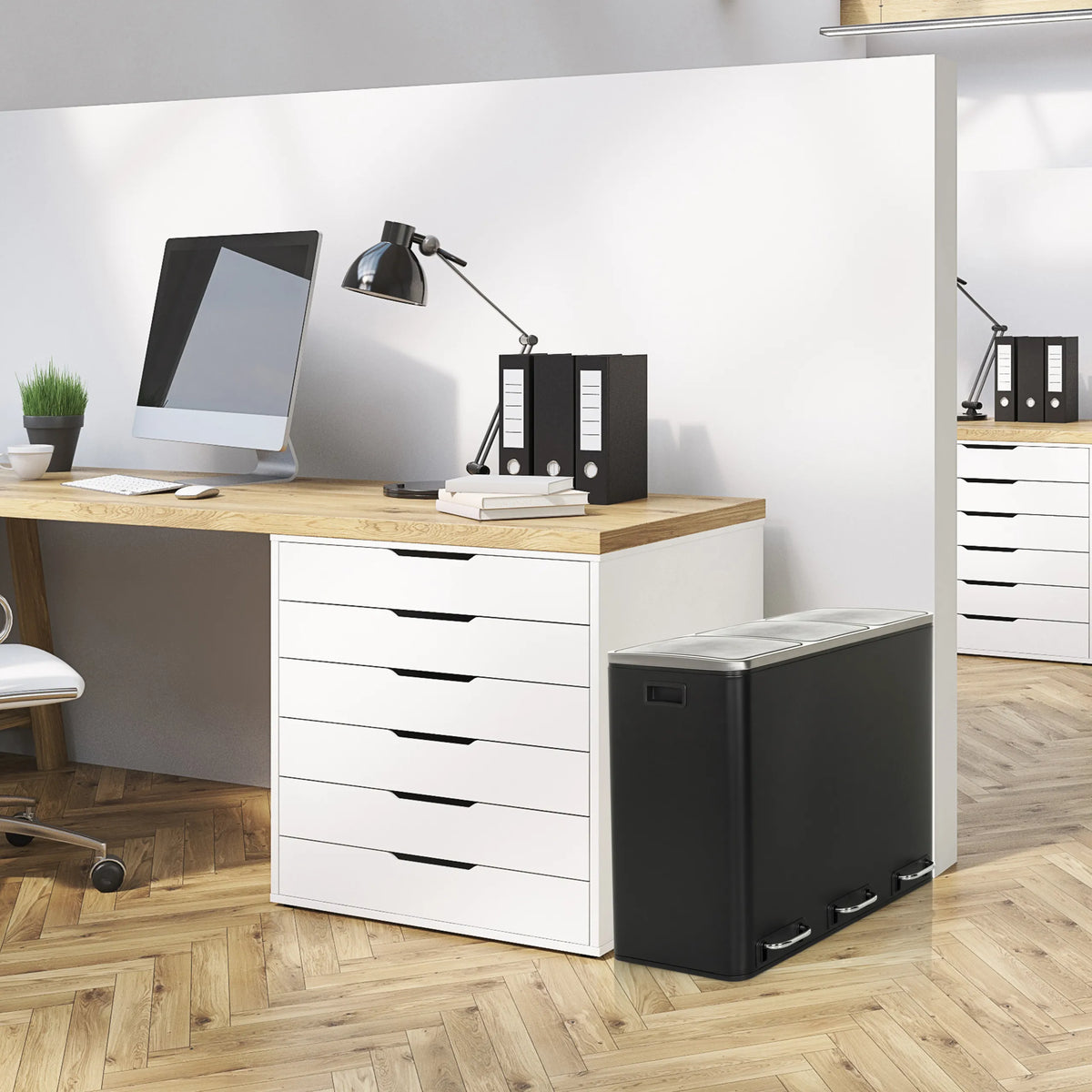 Sort Papirkurv Clean 9 med sølvfarvet låg ved siden af et skrivebord fra hjh OFFICE