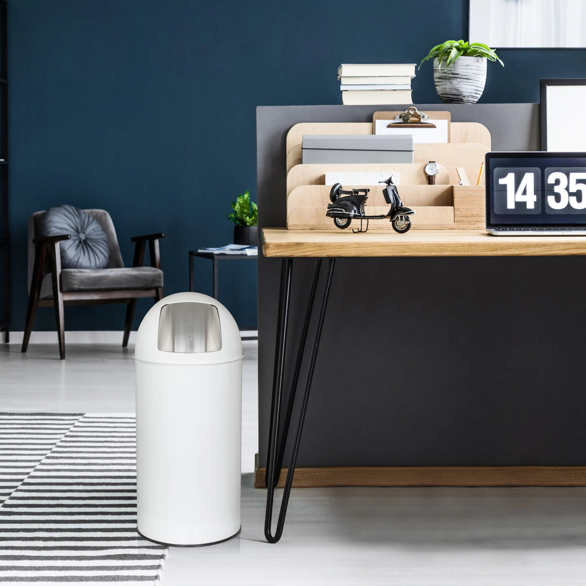 Hvid Papirkurv PUSH 35L med en kapacitet på 35 liter fra hjh OFFICE