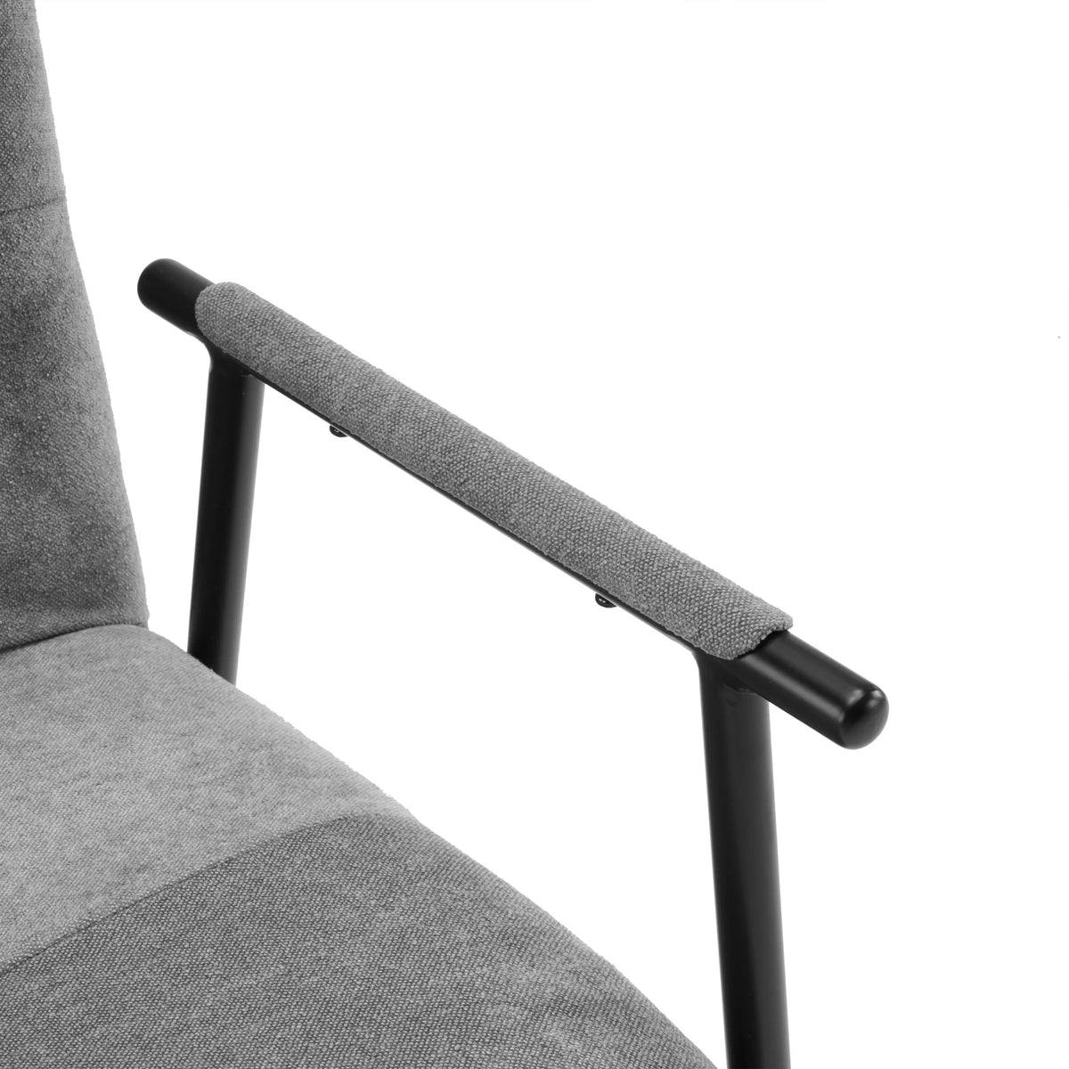 Grå stofpolstring af armlænet på den polstrede stol Lifea Flex med sort metalstel fra hjh LIVING