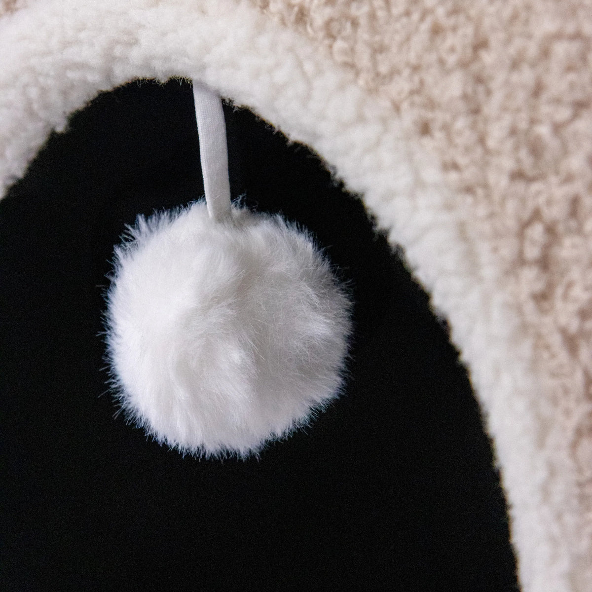 Hvid pompon på en beige kattehule PAWY EB fra hjh LIVING