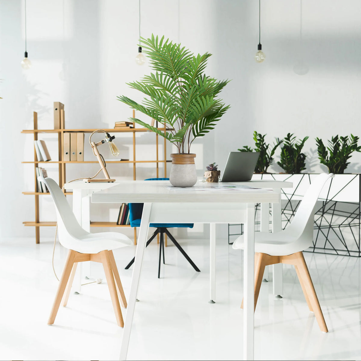 Grøn kunstig plante ARECA i en lysegrå yderpotte på et hvidt skrivebord fra hjh OFFICE