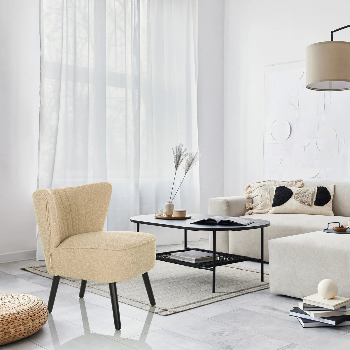 Beige Loungelænestol MANISO med sorte ben i et moderne indrettet rum fra hjh LIVING
