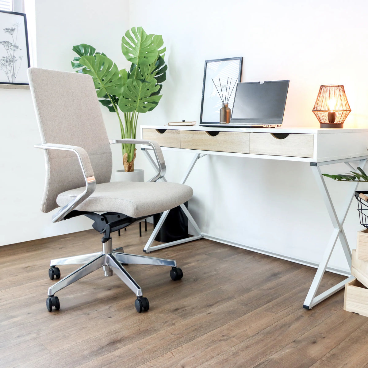 Professionel kontorstol BESSONA i beige med armlæn og hjul foran et hvidt skrivebord fra hjh OFFICE