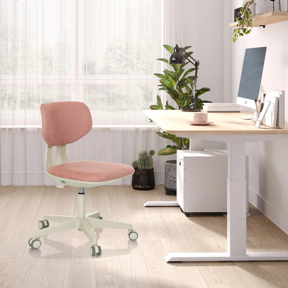 Lyserød drejestol til børn KID CLASSIC med hvidt stel og hjul ved et lyst skrivebord fra hjh OFFICE