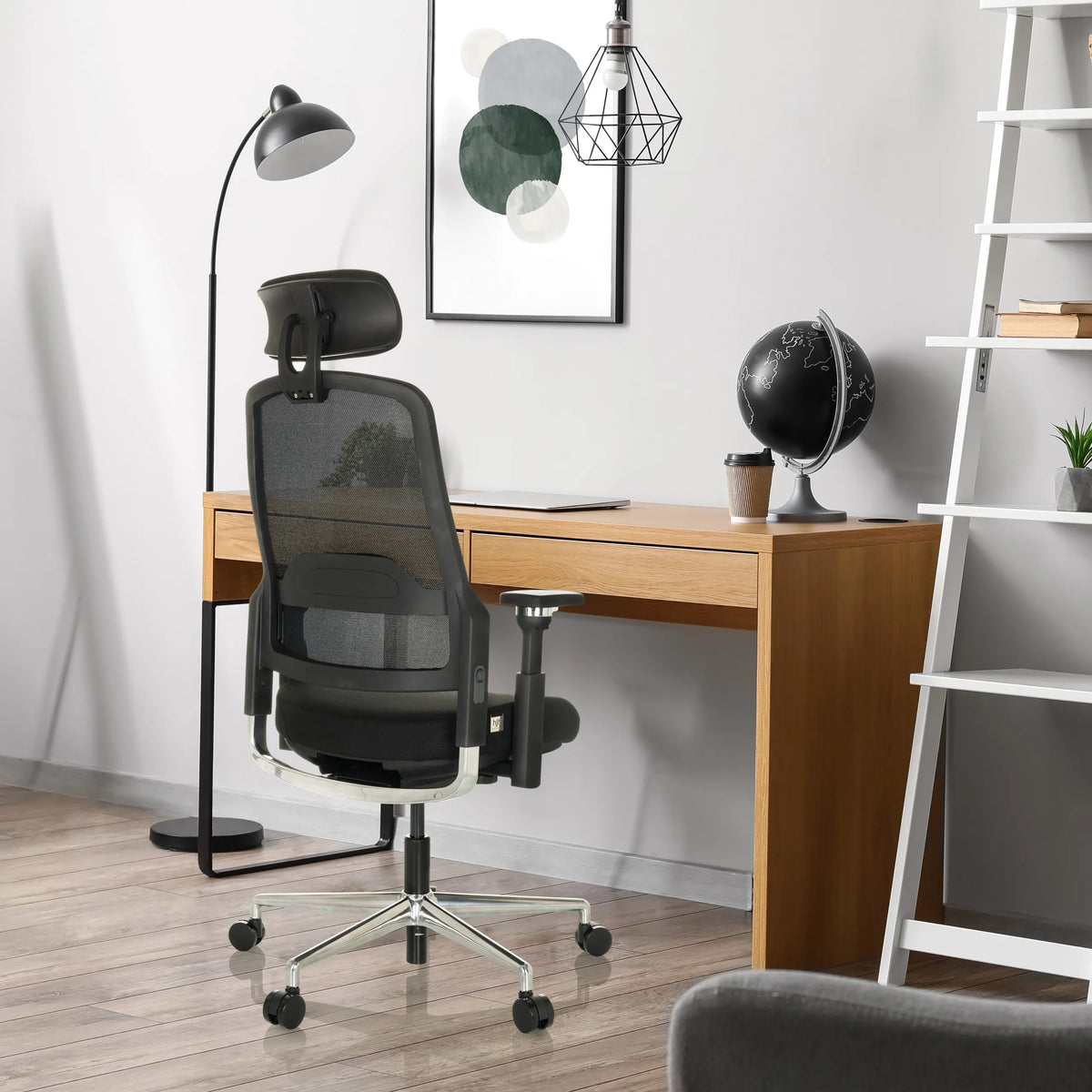 Sort Professionel kontorstol TERARO AX med netryglæn og nakkestøtte foran et skrivebord fra hjh OFFICE