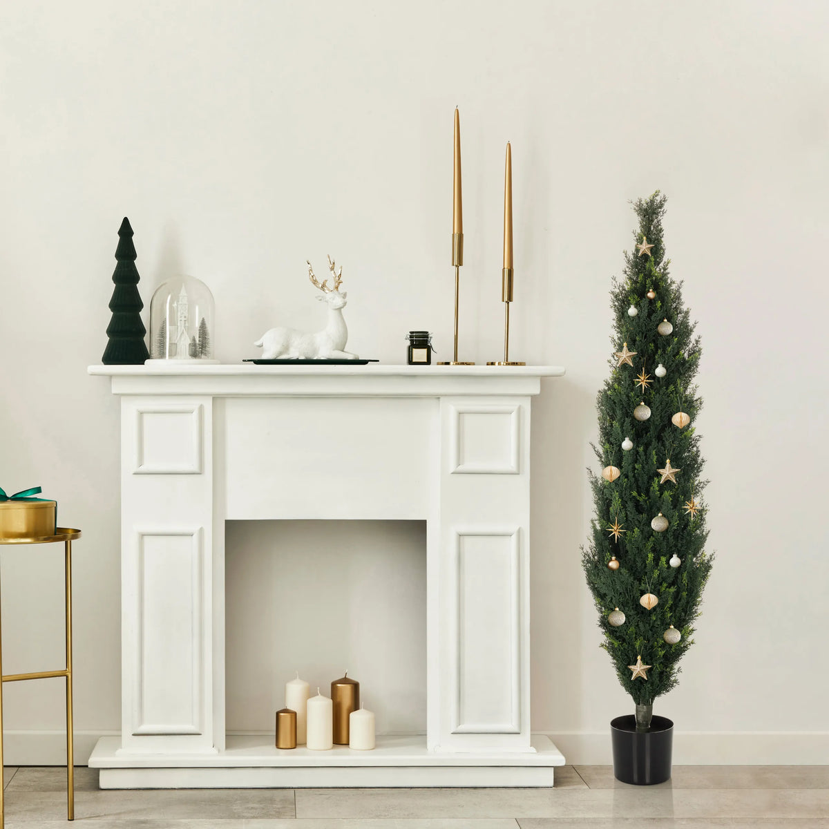 Kunstige plante CEDRUS i grøn farve med gyldne kugler og stjerner i en potte fra hjh OFFICE