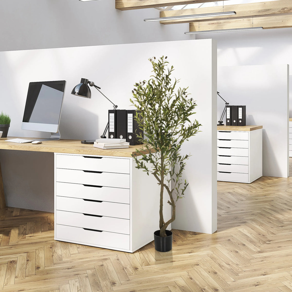 Grøn kunstige plante OLIVE I i sort potte ved siden af et skrivebord fra hjh OFFICE