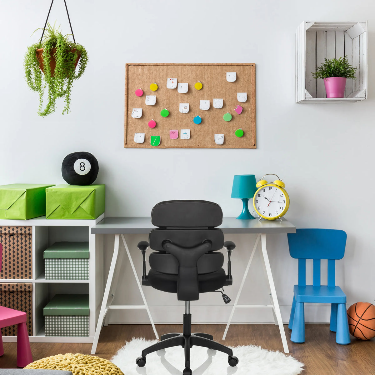 Sort Drejestol til børn KID ERGOLINO B med armlæn og hjul foran et skrivebord fra hjh OFFICE