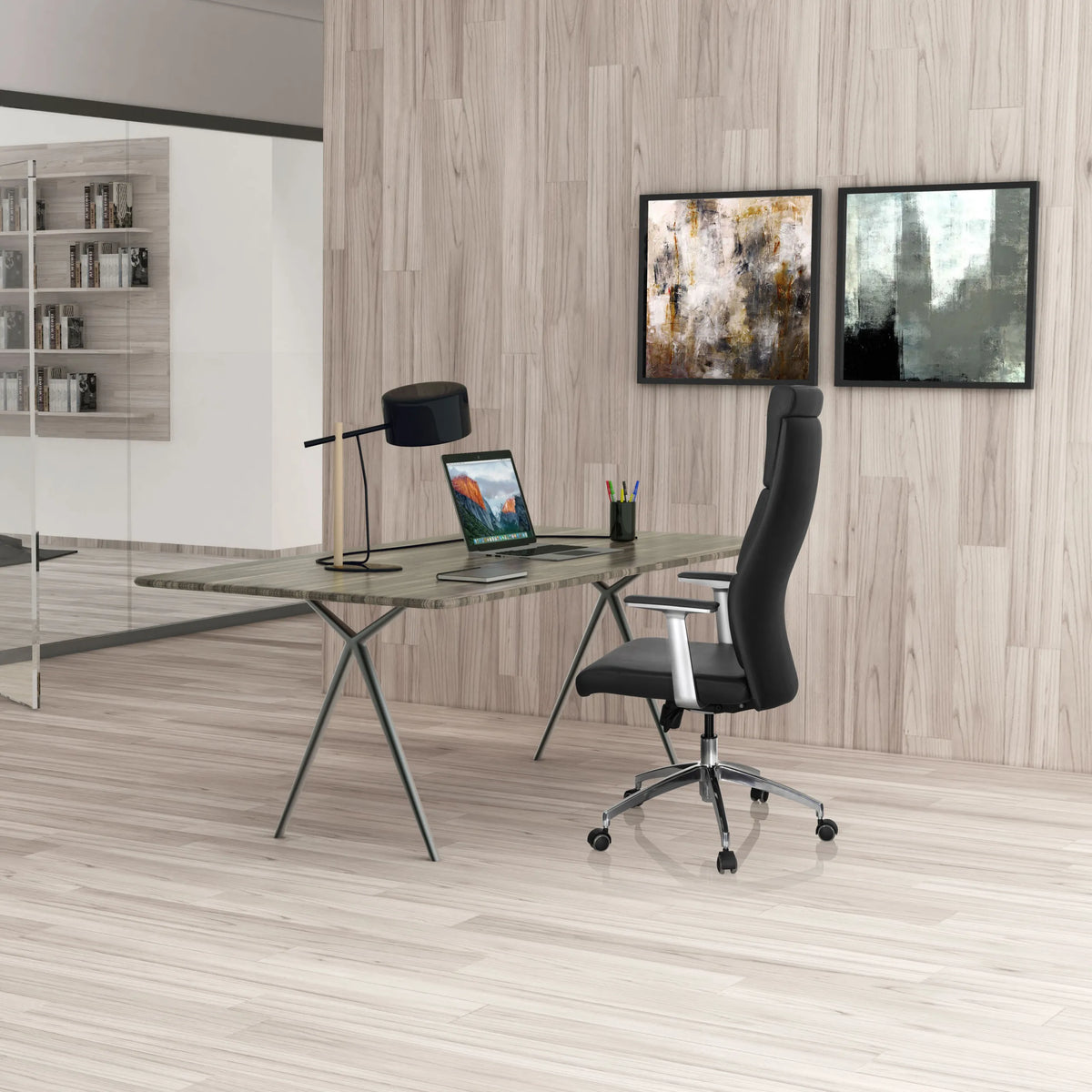 Luksus-chefstol MONZA 20 i sort ved et skrivebord i et lyst rum fra hjh OFFICE