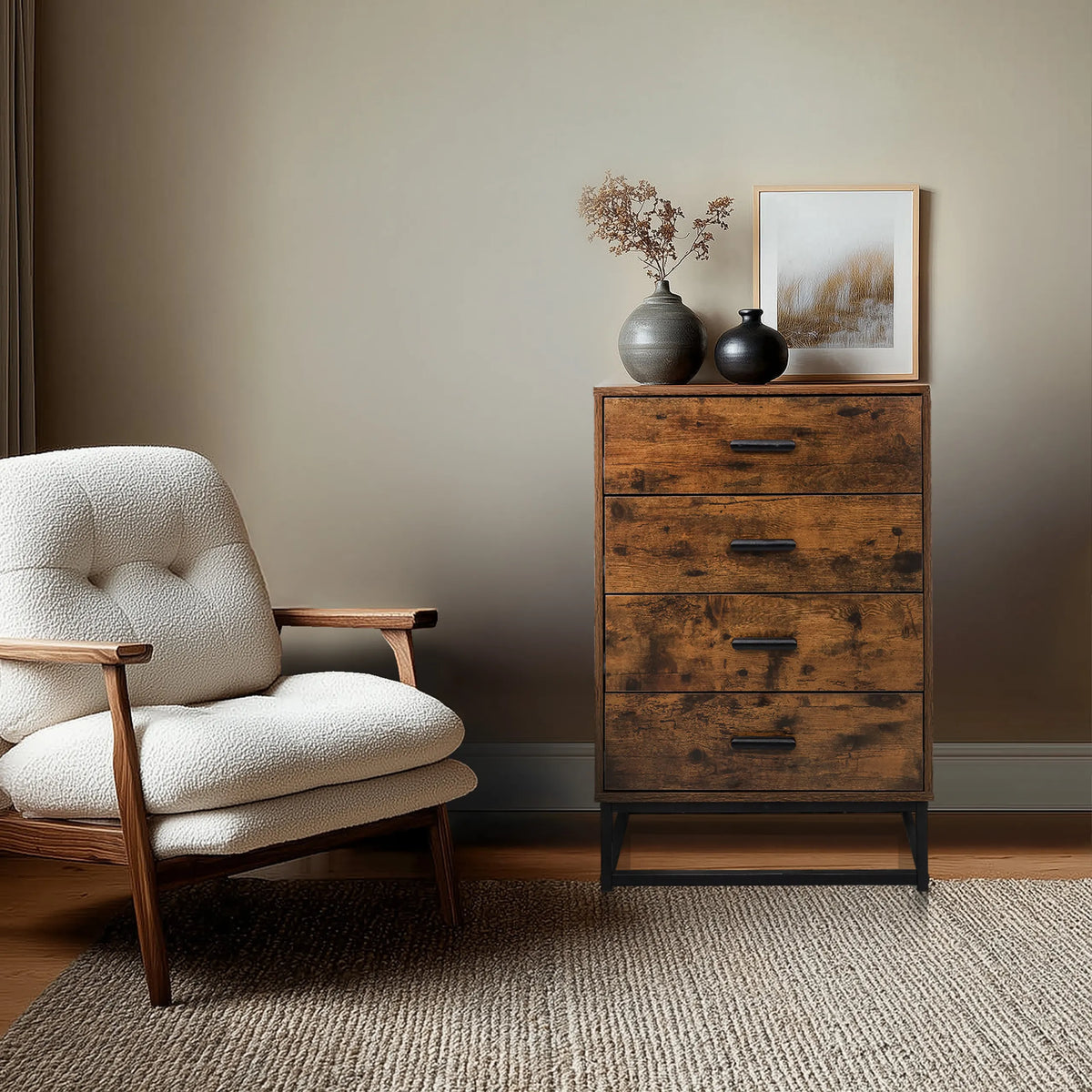 Brun Kommode VINSTRA med fire skuffer og sort metalstel fra hjh LIVING
