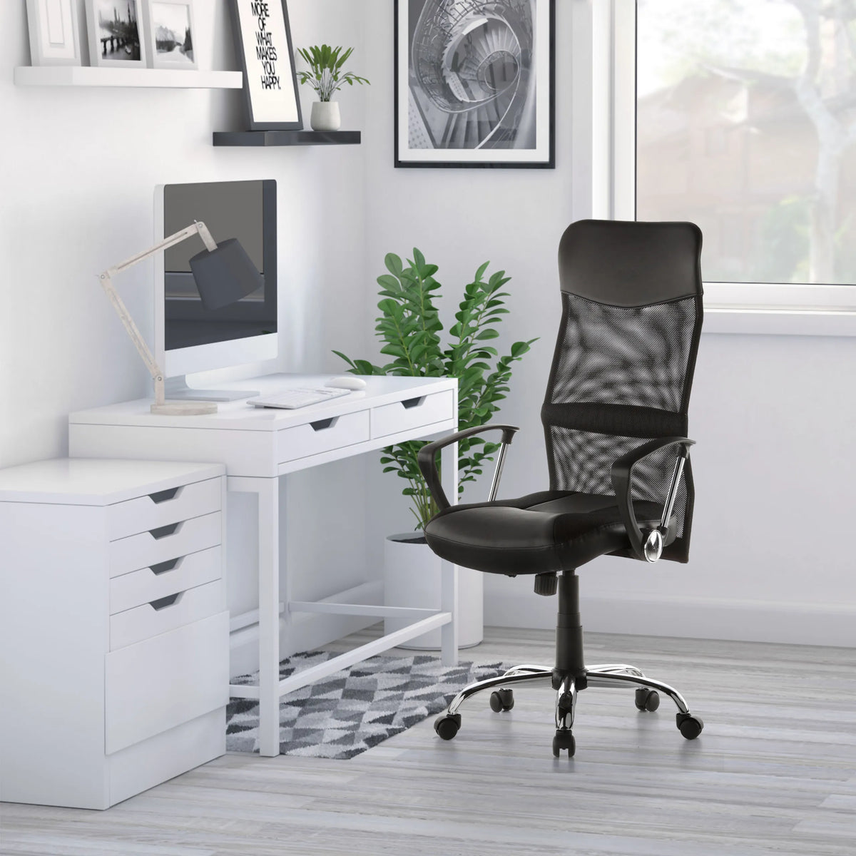Home Office chefstol ARTON 20 i sort med netryglæn og armlæn foran et hvidt skrivebord fra hjh OFFICE