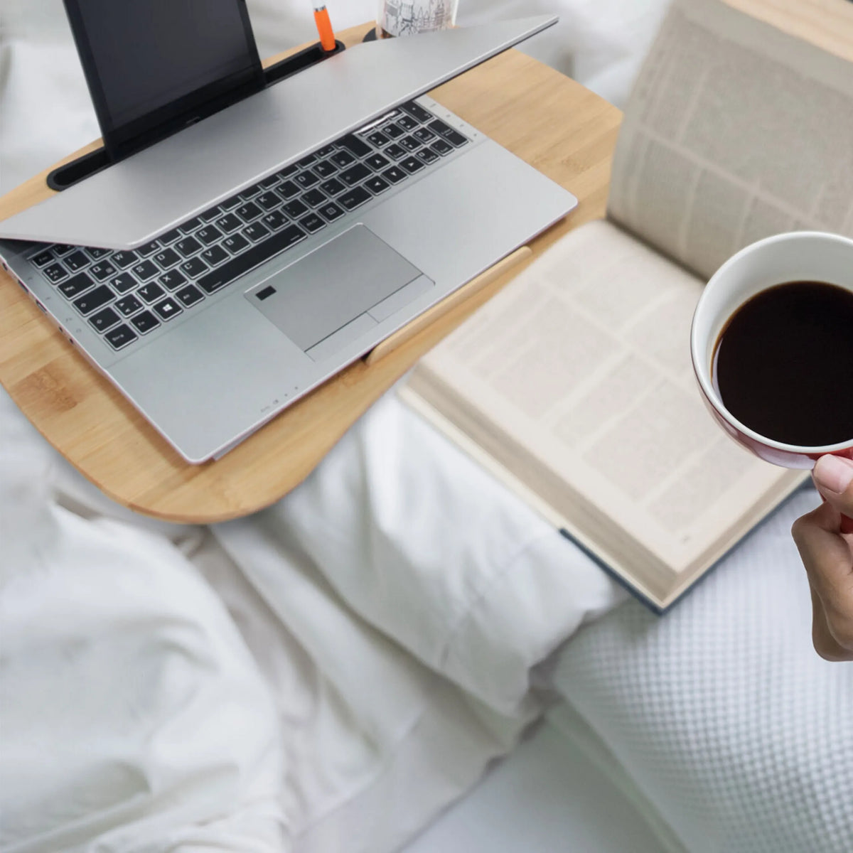 Brunt Underlag til bærbar computer COMFILAP I af træ med en sølvfarvet bærbar computer fra hjh OFFICE