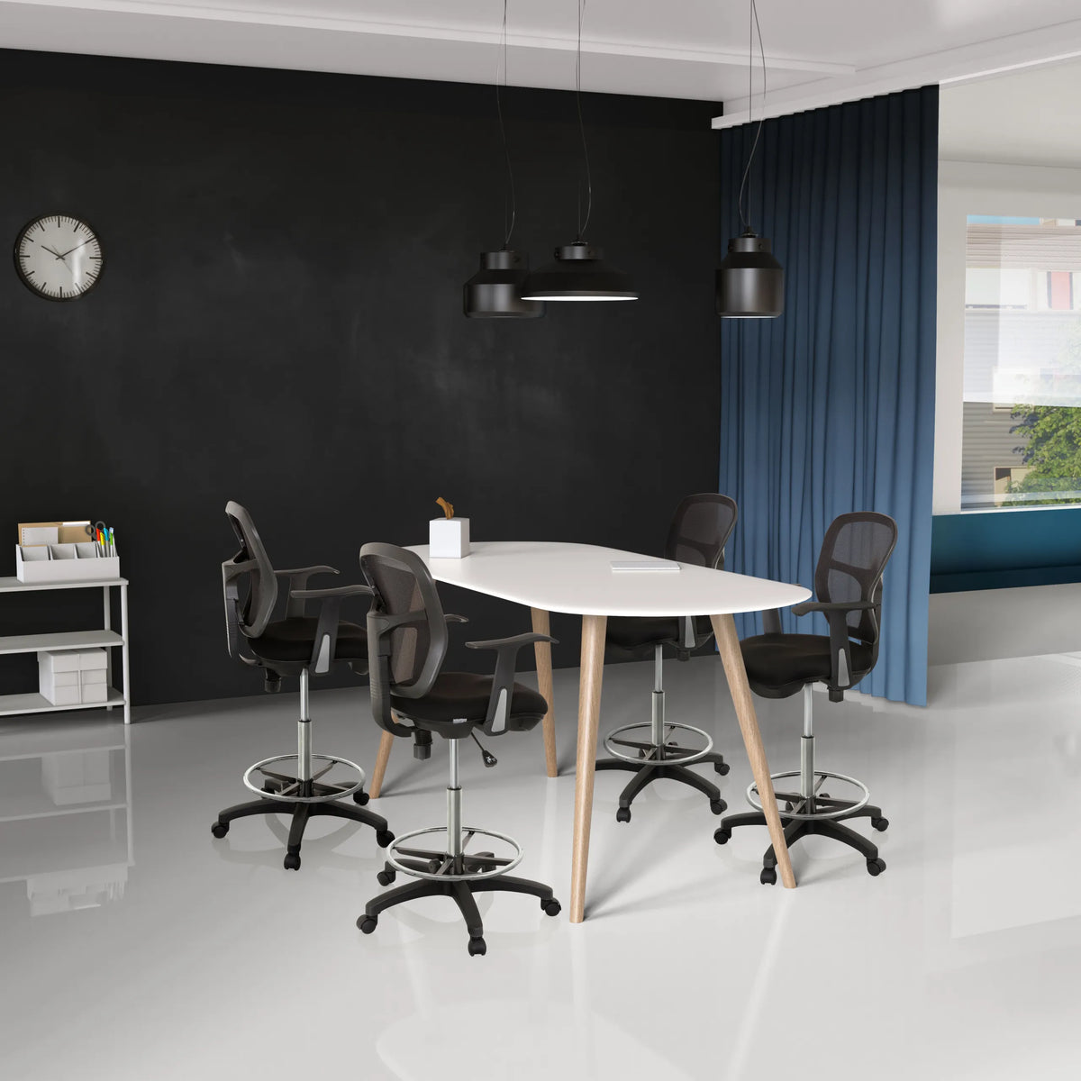 Fire sorte diskstole TOP WORK 108 med fodstøtter ved et hvidt ovalt bord fra hjh OFFICE