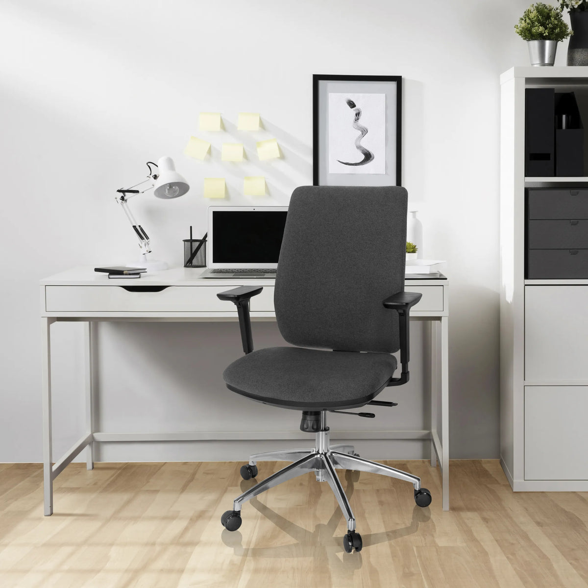 Mørkegrå Professionel kontorstol INTEGRIO I med armlæn og fem hjul fra hjh OFFICE