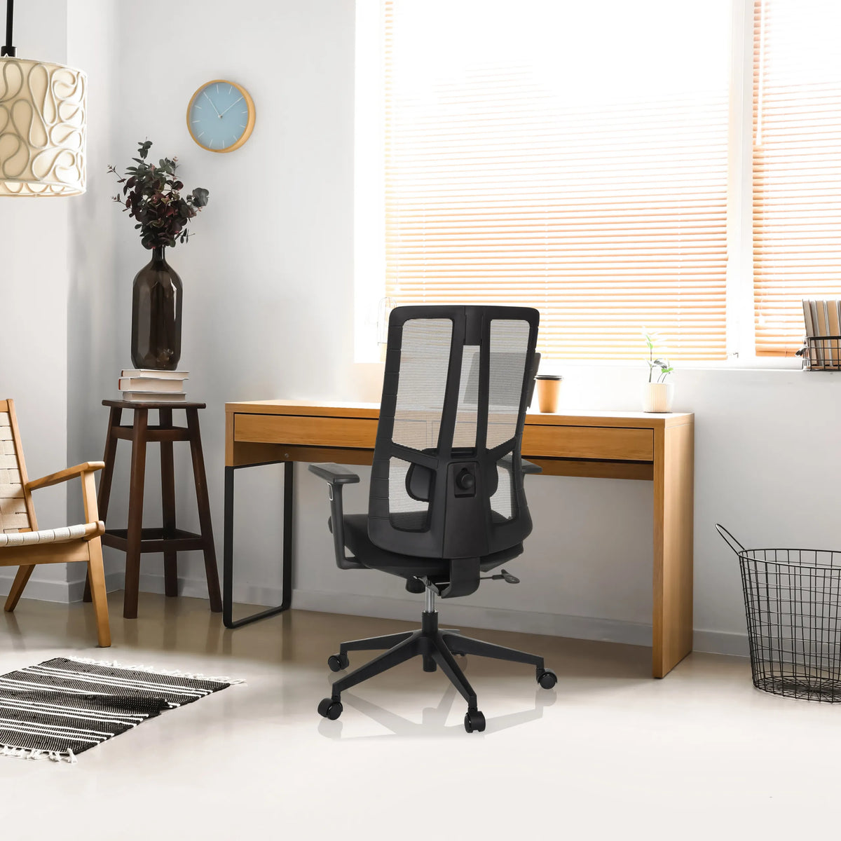 Sort professionel kontorstol TRAMORE BASE med netryglæn ved et skrivebord i træ fra hjh OFFICE
