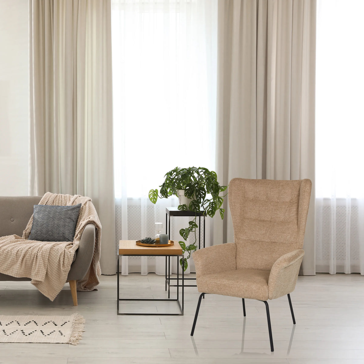 Beige polstret lænestol HAVENIO med højt ryglæn og sorte metalben fra hjh LIVING