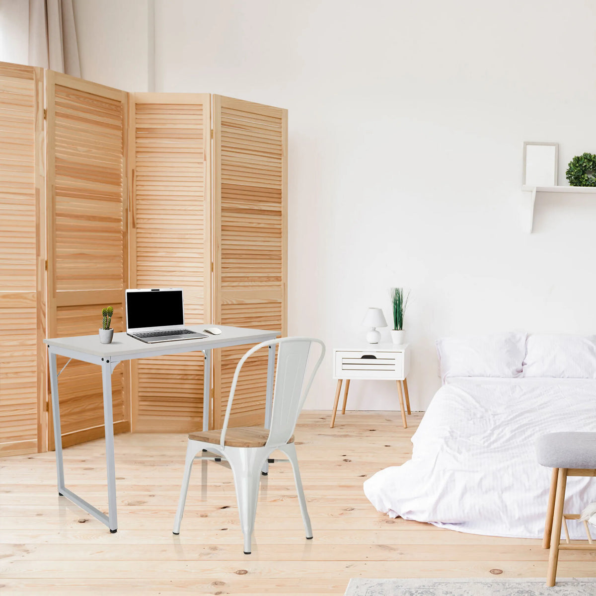 Hvidt Skrivebord WORKSPACE I i målene 100 x 50 cm med bærbar computer og stol fra hjh OFFICE