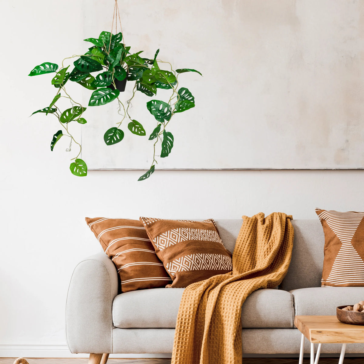 Grøn Kunstige plante MONSTERA CLIMB som hængeplante foran en lys væg fra hjh OFFICE
