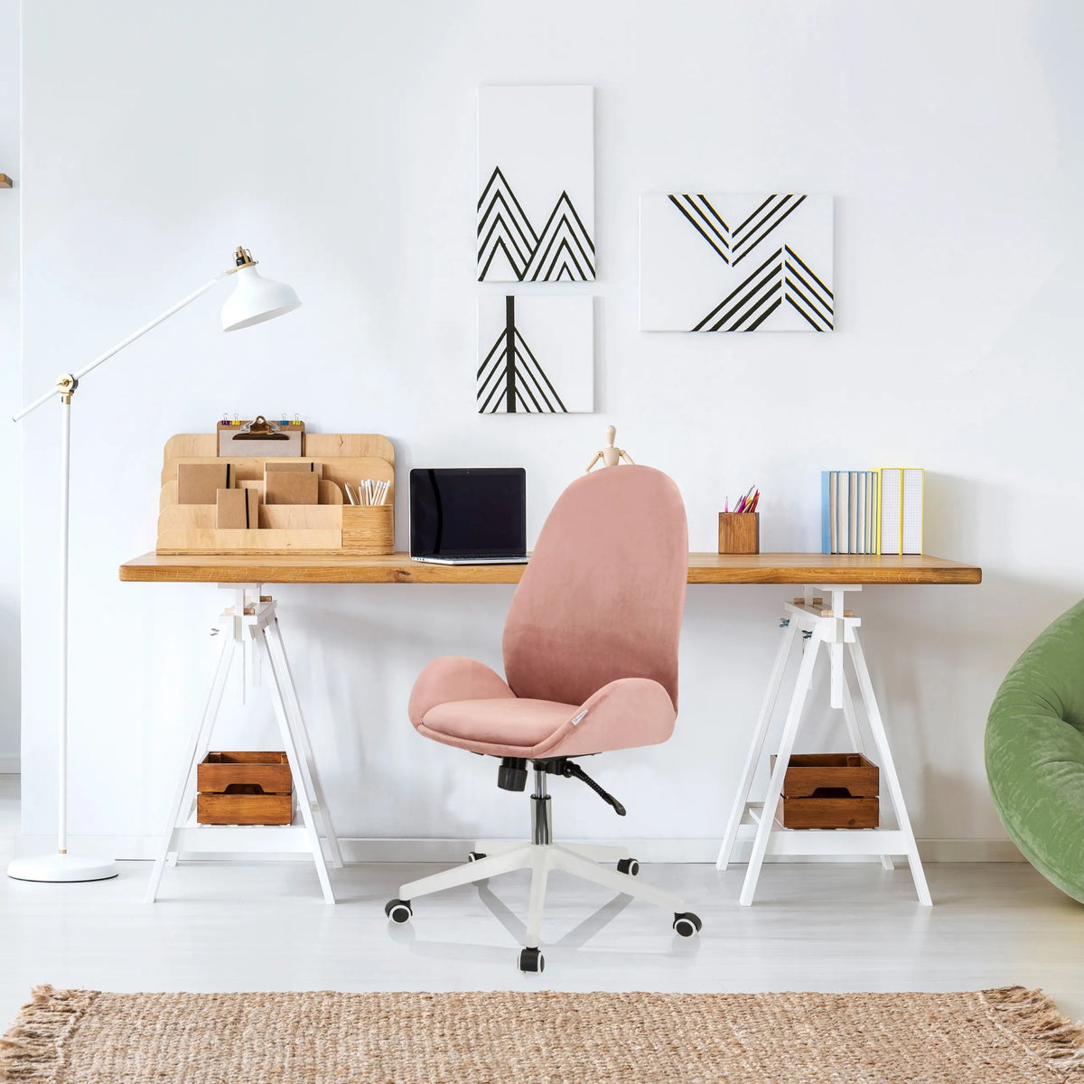 Home Office kontorstol AVEA i rosa med hvid stjernefod og hjul foran et skrivebord fra hjh OFFICE