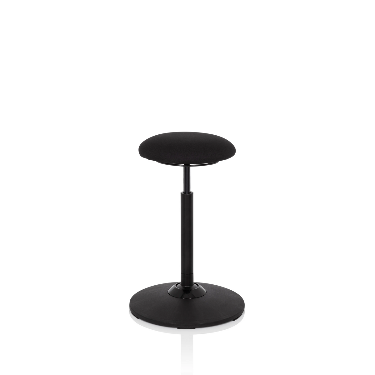 Schwarze Stehhilfe BALANCE SIT mit rundem Sitzpolster und kreisförmigem Standfuß von hjh OFFICE – 360-Grad-Ansicht (schräge Frontansicht 60°)