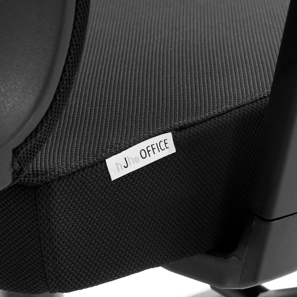 Logo-label på det sorte netstof på Professionel kontorstol SPINIO PRO fra hjh OFFICE