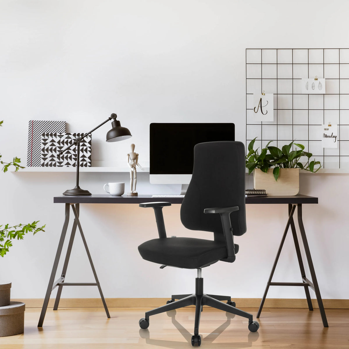 Sort Professionel kontorstol MATHES med armlæn og hjul ved et skrivebord fra hjh OFFICE
