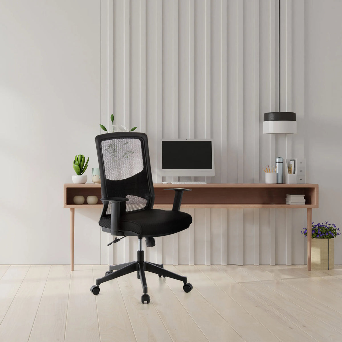 Sort Professionel kontorstol LAVITA med netryglæn og armlæn foran et skrivebord fra hjh OFFICE