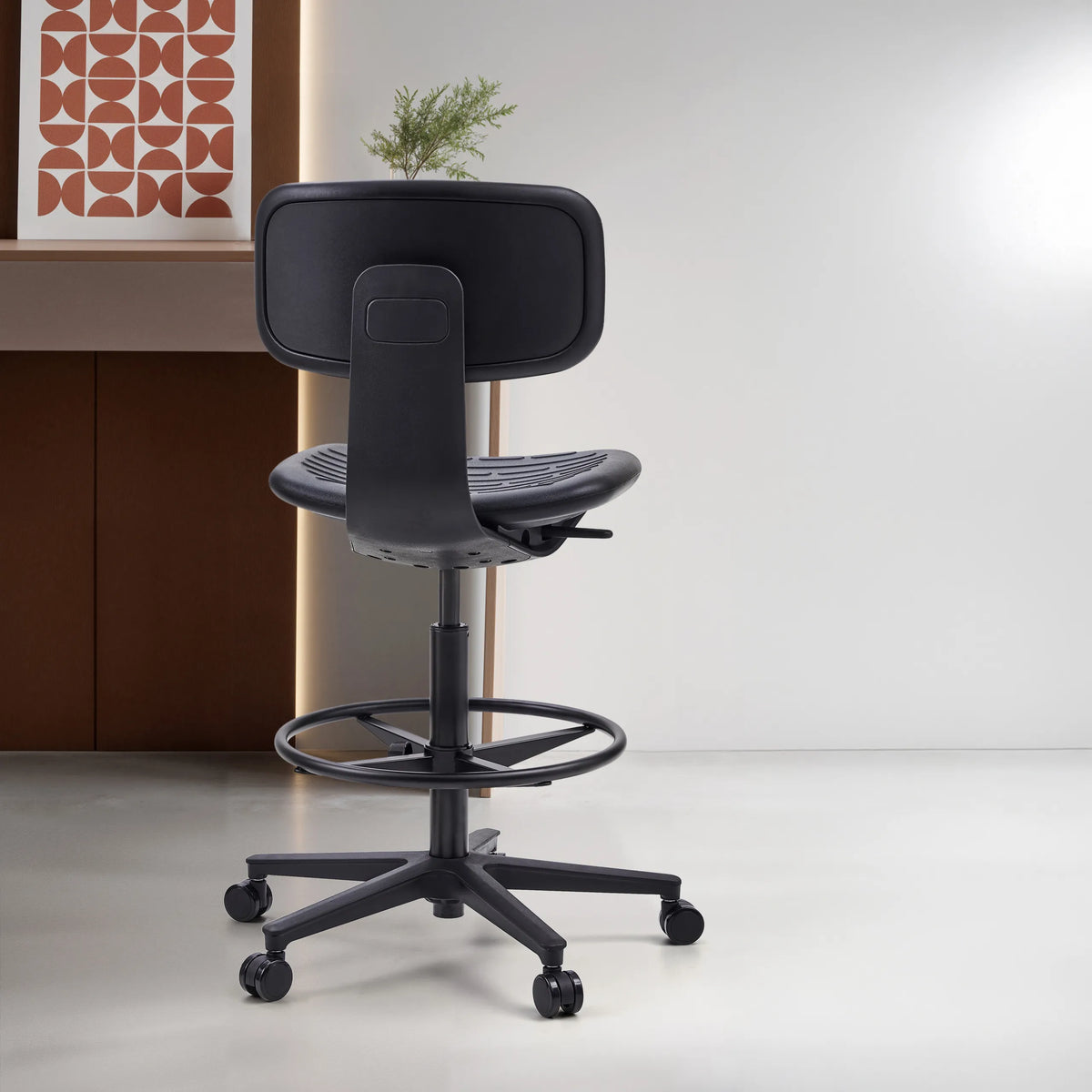 Bagside af den sorte Diskstol TOP WORK B med fodring og hjul fra hjh OFFICE