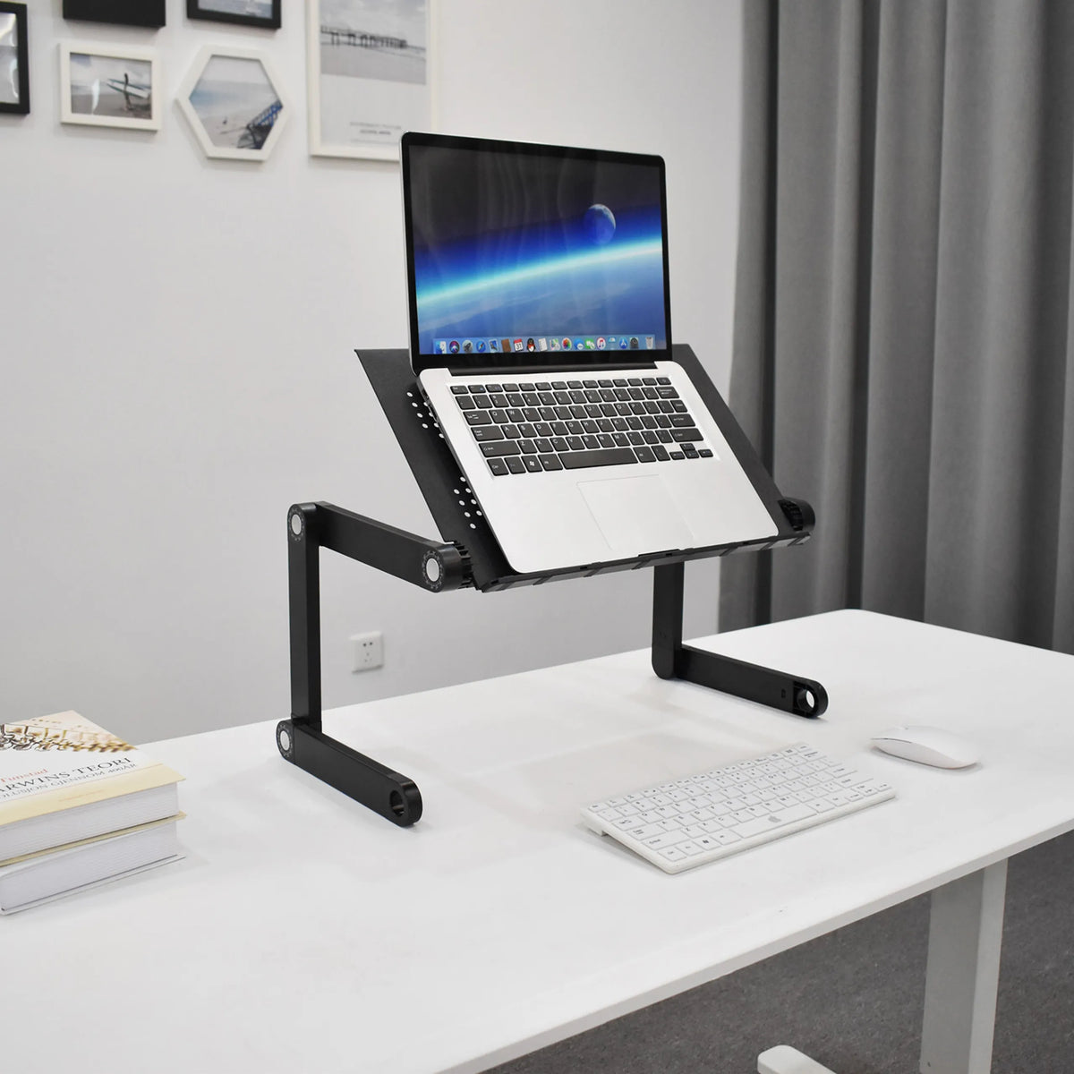 Skrivebordopsats VM-SA II i sort med en bærbar computer på et hvidt skrivebord fra hjh OFFICE