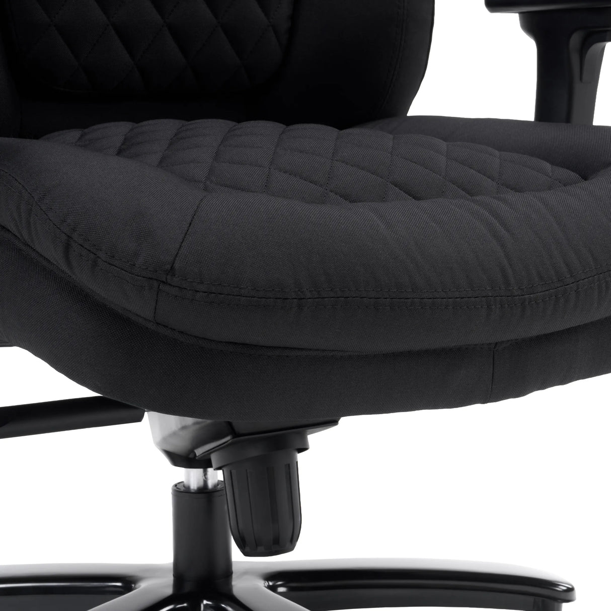 Sort quiltet stofssæde på XXL Pullmann Gen2 drejestol fra hjh OFFICE