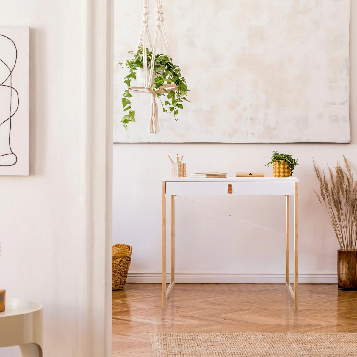 Hvidt Skrivebord TAROLO II med mål 80 x 42 cm og lyse træben fra hjh LIVING