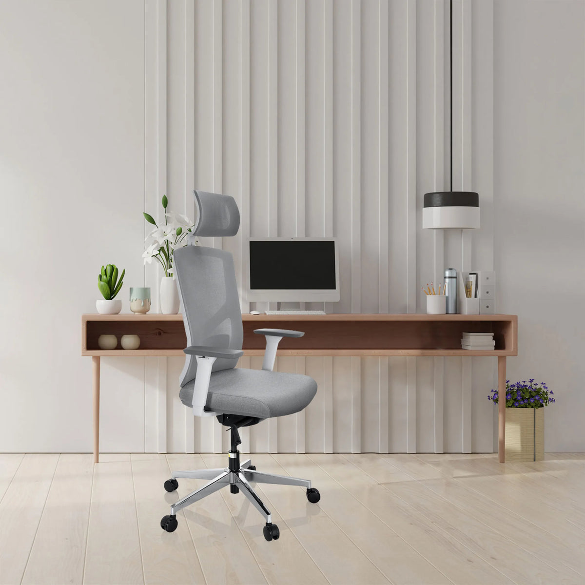 Grå professionel kontorstol BRETON PRO W med nakkestøtte og armlæn foran et minimalistisk skrivebord fra hjh OFFICE
