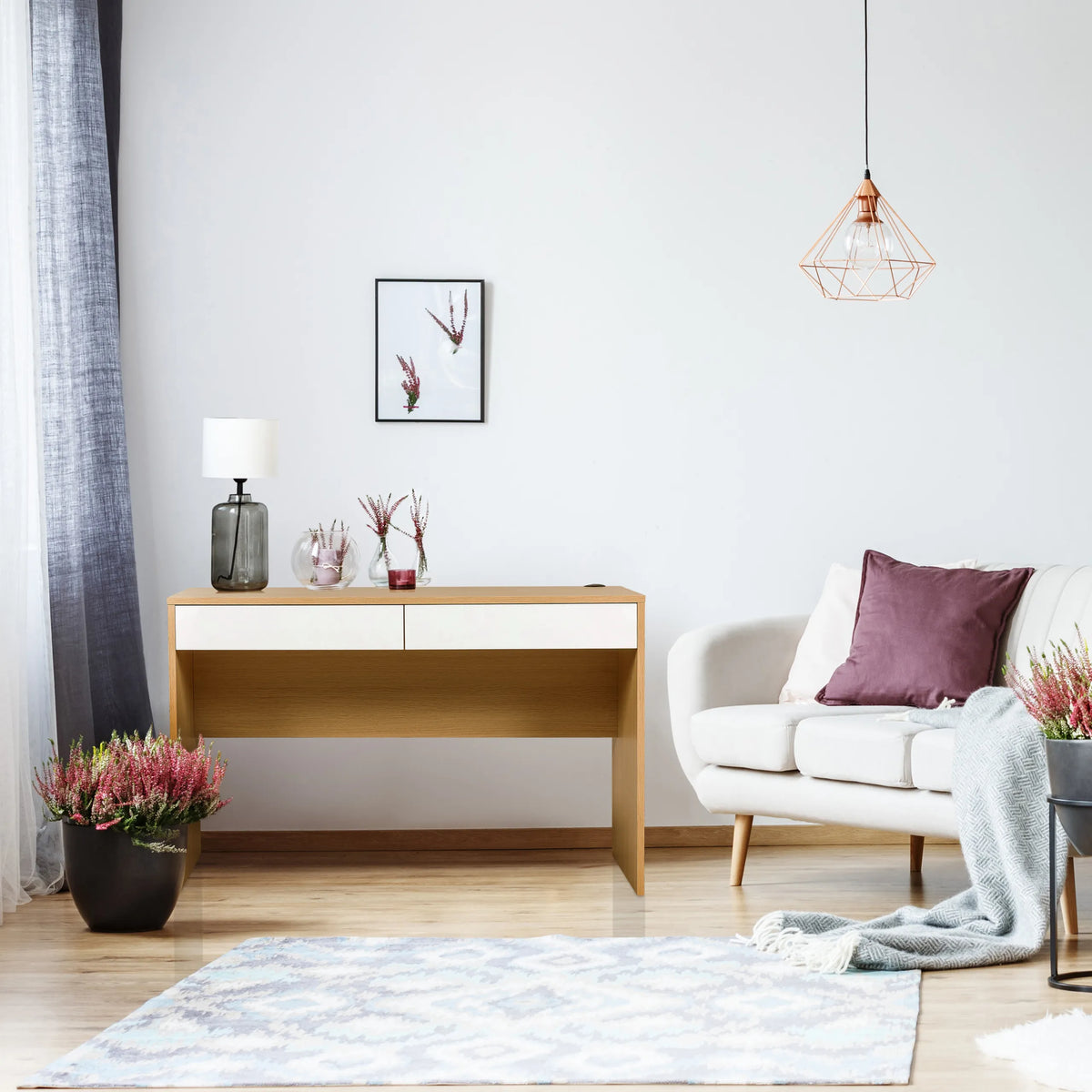 Skrivebord BERGA i hvid og eg med to skuffer i et opholdsrum fra hjh LIVING