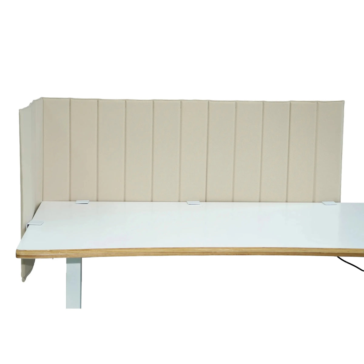 Beige bordopdeler FLEXMIUT ROLL med lodret quiltning på et hvidt skrivebord fra hjh OFFICE