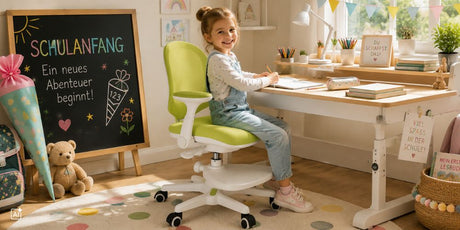 Ein Kind sitzt auf einem Kinderschreibtischstuhl