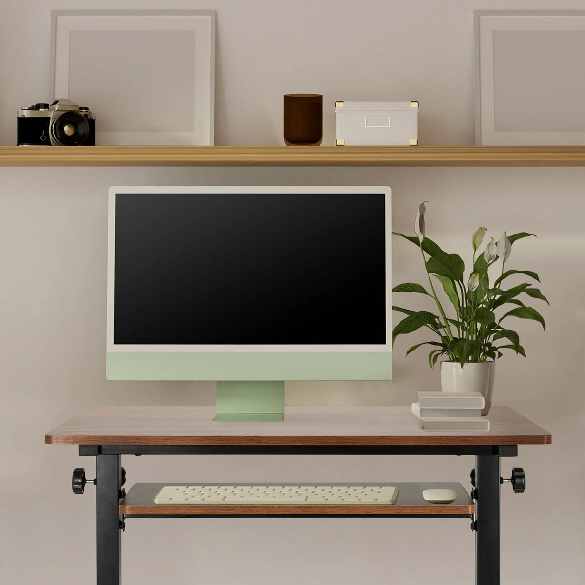 Ståskrivebord WORKSTATION II i sort og valnød med tastaturbakke fra hjh OFFICE