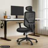 Schwarzer Homeoffice-Bürostuhl BLACORE mit Netzrückenlehne und Kopfstütze von MyBuero (KI-generiertes Bild)