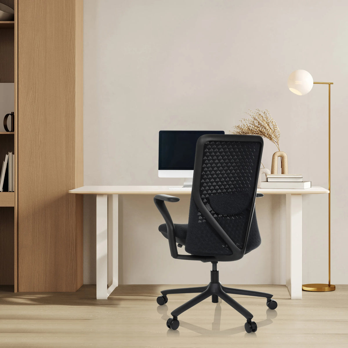 Bagside af High End kontorstol VERVIO med netryglæn i sort fra hjh OFFICE