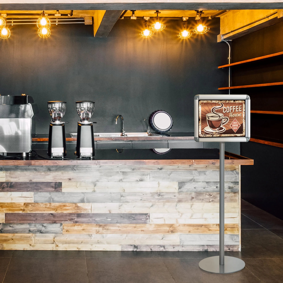 Sølvfarvet Plakatstander AGENDA I med Coffee House-skilt i en cafeteria fra hjh OFFICE
