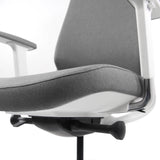 Gråt sæde og ryglæn på Professionel kontorstol CHIARO T4 WHITE fra hjh OFFICE