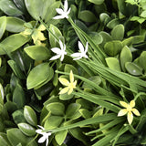 Grønne blade med små hvide og gule blomster fra Plantemåtte LEAFLUXE WALL 2 fra hjh LIVING