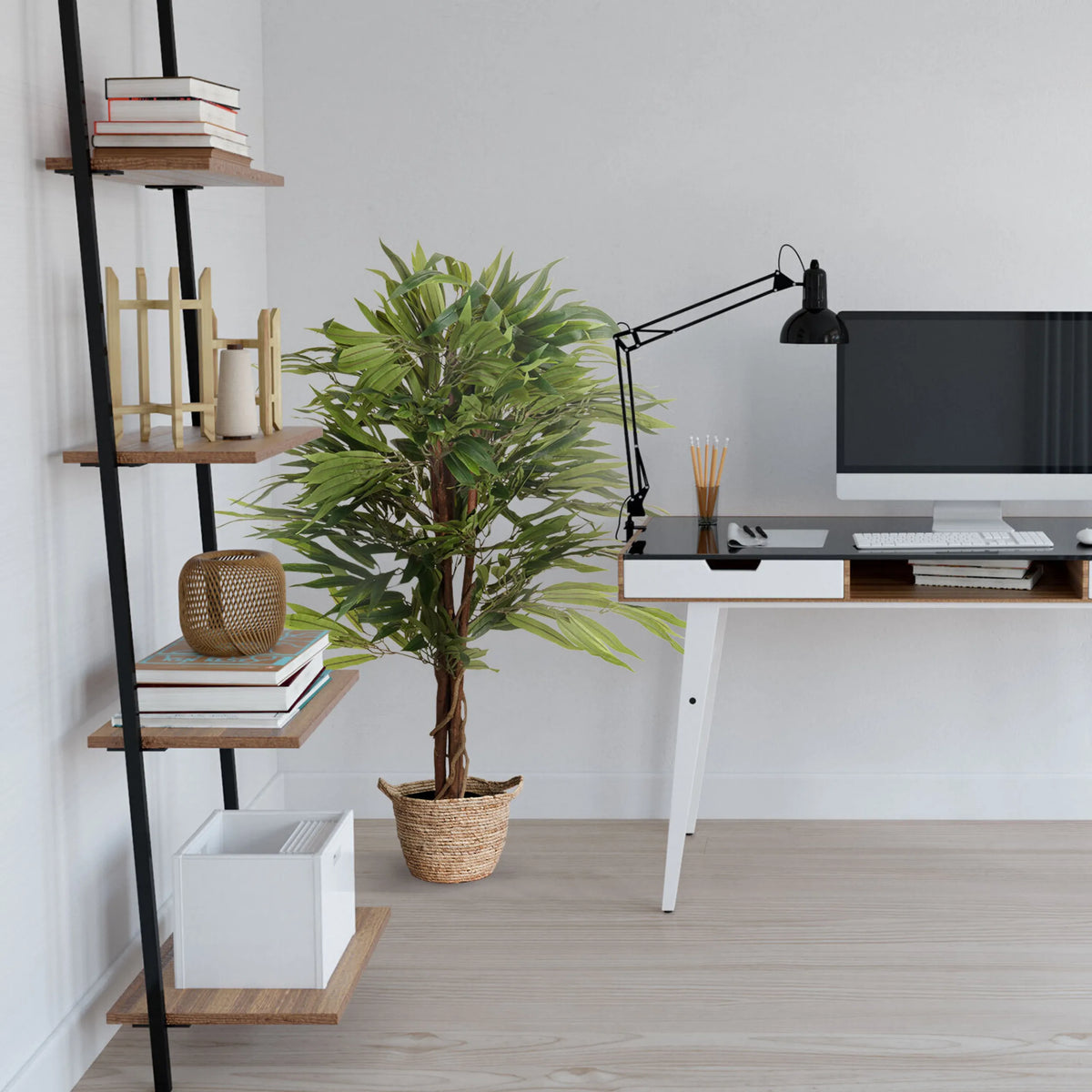 Grøn kunstige plante MANGO i en flettet kurv ved siden af et skrivebord fra hjh OFFICE