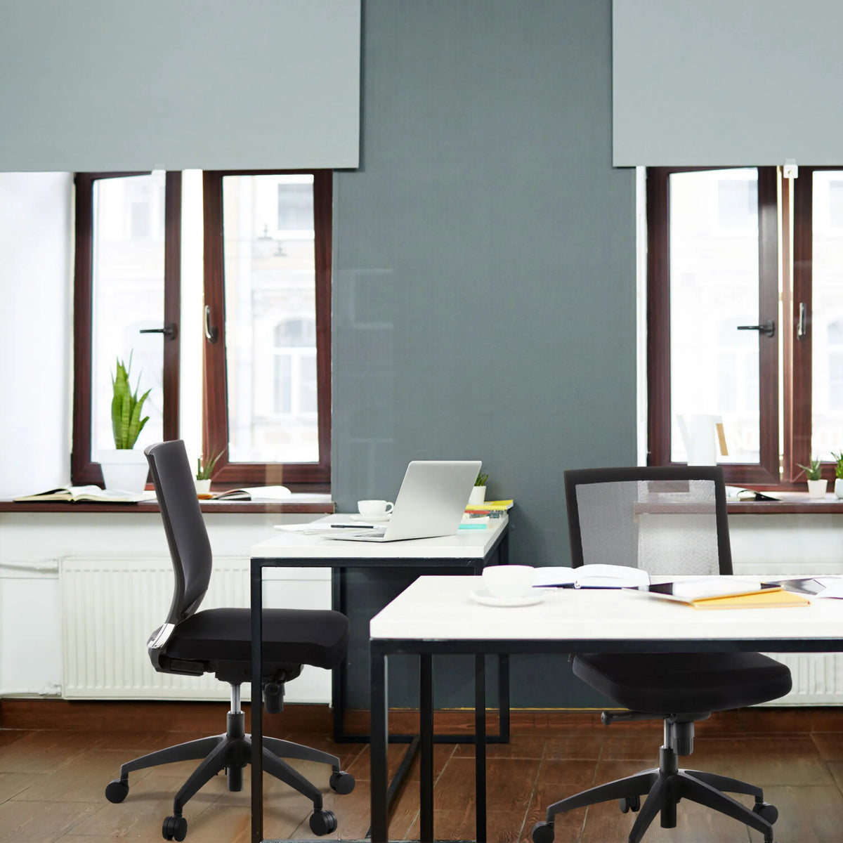 To sorte Prof kontorstole PORTO ECO ved hvide skriveborde på et kontor fra hjh OFFICE