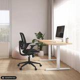 Home Office kontorstol Malio i sort ved et højdejusterbart skrivebord fra hjh OFFICE (AI-genereret billede)