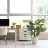 Grøn kunstig plante ARECA II i en hvid potte ved siden af en hvid rullecontainer fra hjh OFFICE