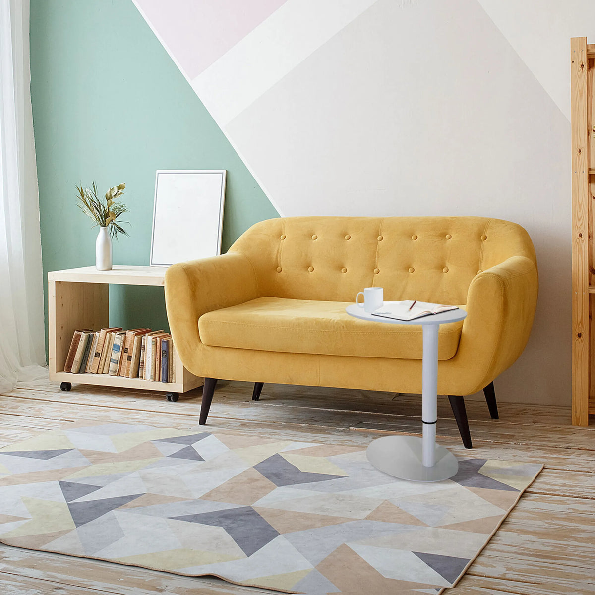 Hvidt ståskrivebord STAND III som lille sidebord foran en gul sofa fra hjh OFFICE