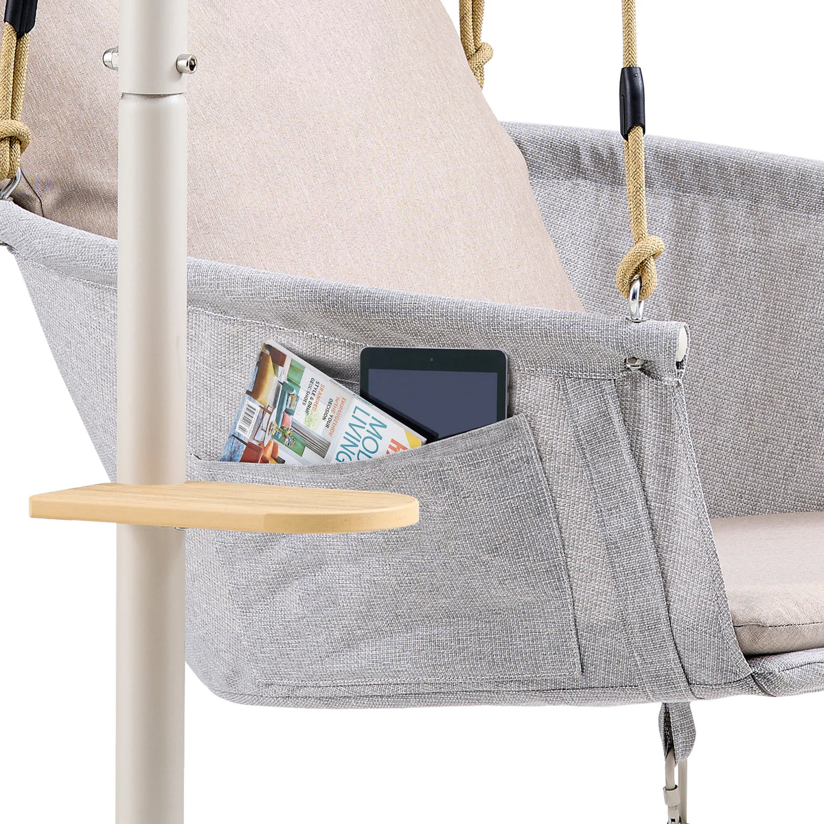 Sidelomme med tablet og magasin på Skylo hængestol inklusiv et lille sidebord fra hjh LIVING (AI-genereret billede)