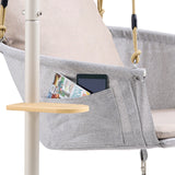 Sidelomme med tablet og magasin på Skylo hængestol inklusiv et lille sidebord fra hjh LIVING (AI-genereret billede)