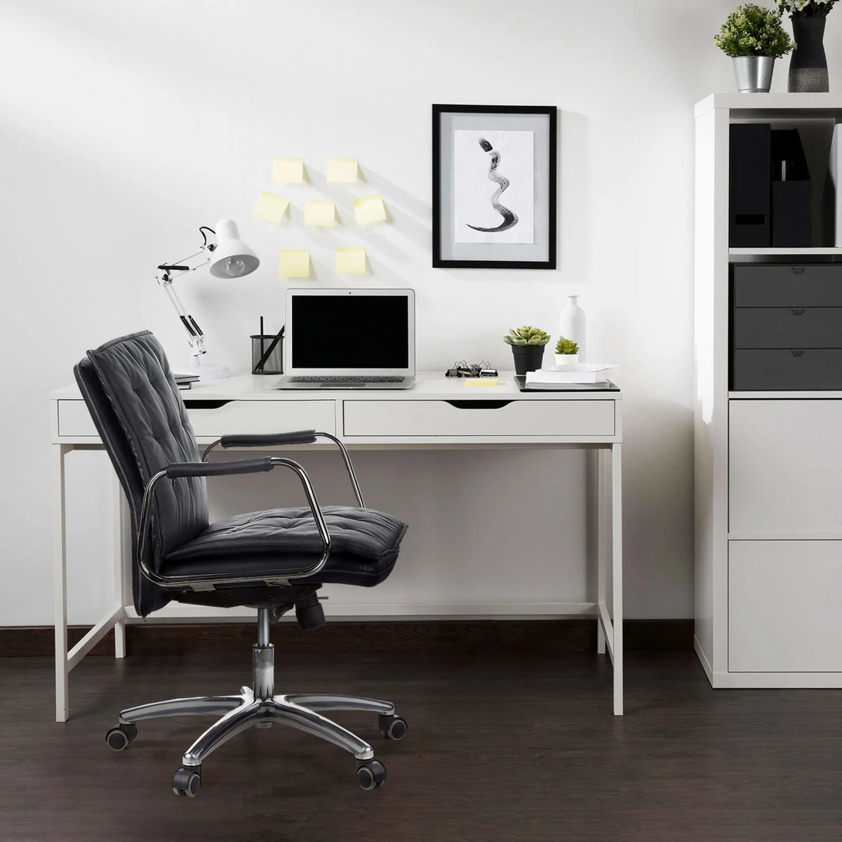 Professionel chefstol VILLA 10 i sort med quiltet polstring og kromfodkryds fra hjh OFFICE